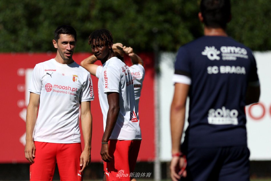 据明显优势 据明显优势