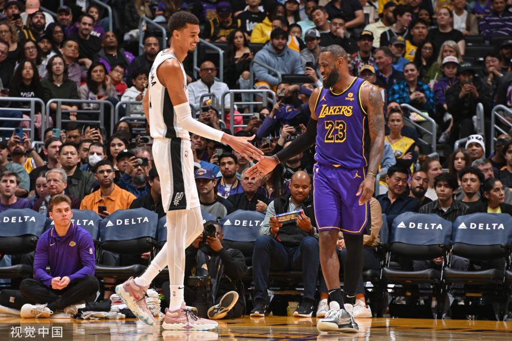 手突然崭露 手突然崭露